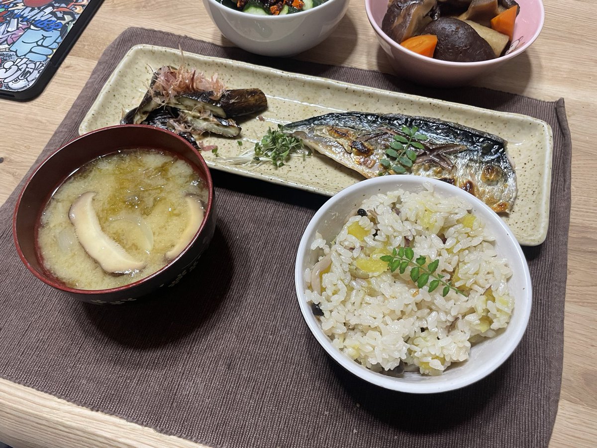 that_kinda_song's tweet photo. 晩ごはん。さつまいもとしめじのご飯、焼きサバ、焼き茄子、椎茸の味噌汁。いただきまーす(^o^)
#cookthat #自炊 https://t.co/gqcLdQ1ijn