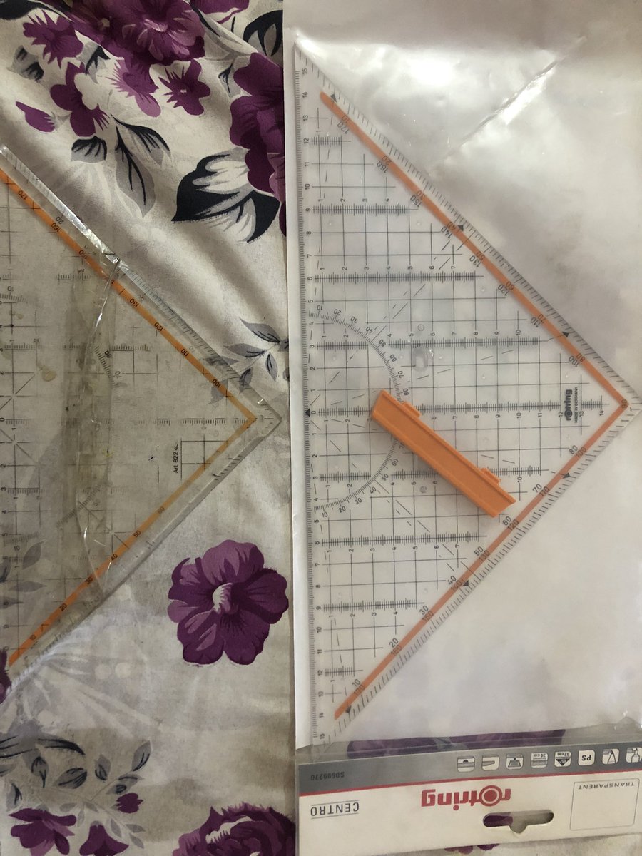 ماما المثلث بتاعها بتاع الجامعة بقالو ٣٤ سنة وانا بتاعي لسا شارياه 🥰عقبال ما اتخرج واكون زيها 😍