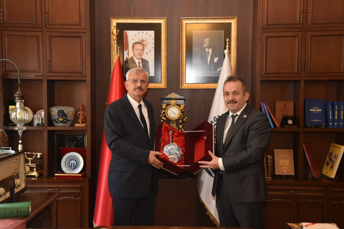 Kurum Başkanımız Dr.Hızır Aslıyüksek, Sağlık Bilimleri Üniversitesi Rektörü Prof.Dr.Cevdet Erdöl'ü makamında ziyaret etti.