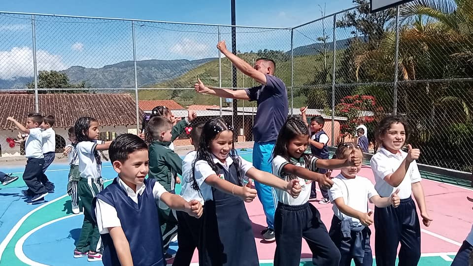 03 Oct.| Con mucha alegría recibimos a nuestros queridos Estudiantes U.E.N "Casa Integral Monseñor Jáuregui" Municipio Jáuregui. @MPPEDUCACION @ZonaEducTachira <a href="/CRAJAUREGUI2/">CRAJAUREGUI</a> <a href="/Crazet2011/">Crazet2011</a> <a href="/Berzabethg1/">Berzabethgandicaoficial</a> <a href="/yelitzePSUV_/">Yelitze Santaella</a> <a href="/Div_Ini_Pri_Esp/">Divi. de Niños y Niñas ZET</a>