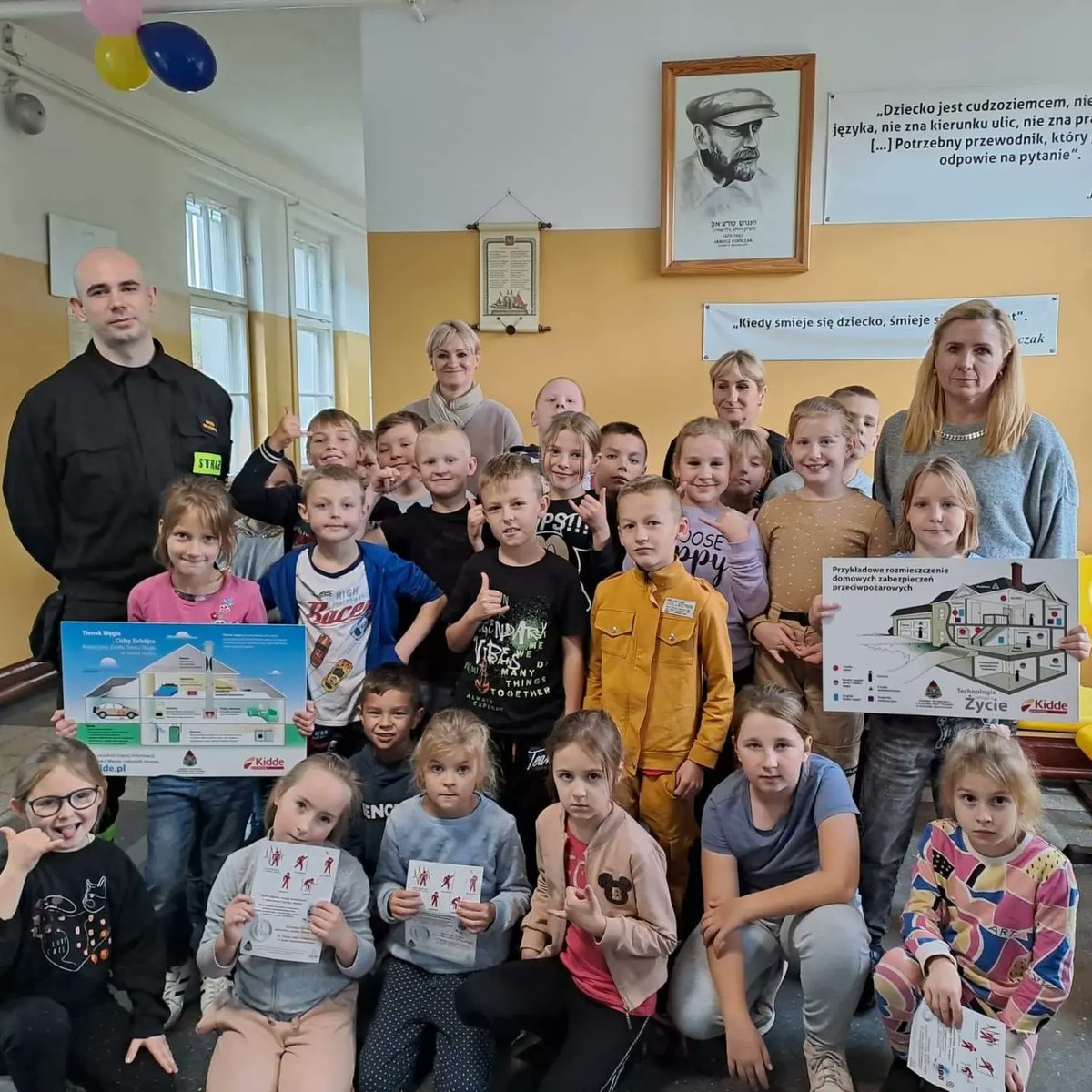 SSwiebodzin's tweet photo. Spotkanie z uczniami szkoły w Toporowie w ramach akcji „ CZUJKA na straży twojego bezpieczeństwa !” https://t.co/LNtq28UCNA