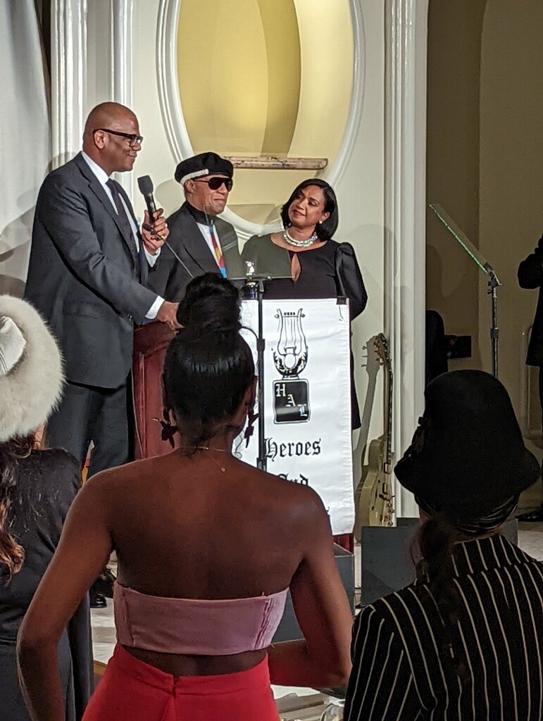 Motown_Museum's tweet photo. Robin also presented @SonyMusicPub CEO #JonPlatt — a renowned creative executive who facilitated hip-hop's mainstream dominance with help from @kanyewest, @rihanna, @sc, @Beyonce and more — with the very last HAL Icon Award, and help from the one and only @StevieWonder. https://t.co/CGHsch6Yke