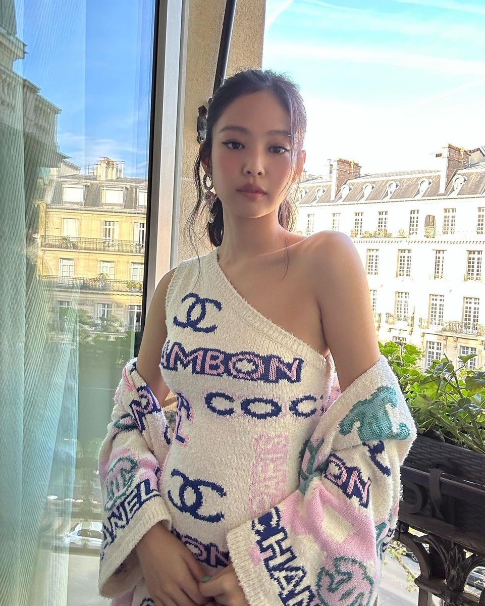 lguessgood4u's tweet photo. How is she so perfect 

JENNIE CHANEL TAKEOVER
#JENNIExCHANELSS23 https://t.co/5LT9Dv8Dns