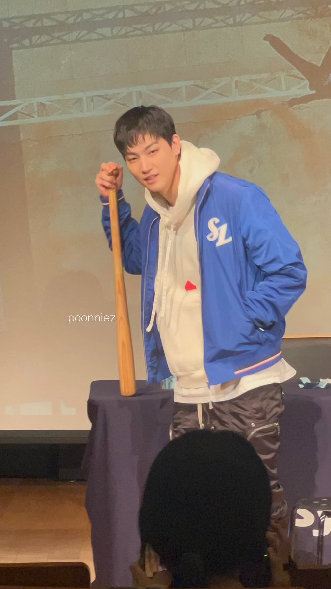 poonniez's tweet photo. Synnara Fansign แจบอมกับชุดเบสบอลโครตเข้าเลยยย 💙💙

#JAYB #제이비 @jaybnow_hr https://t.co/y7AChLcRI6