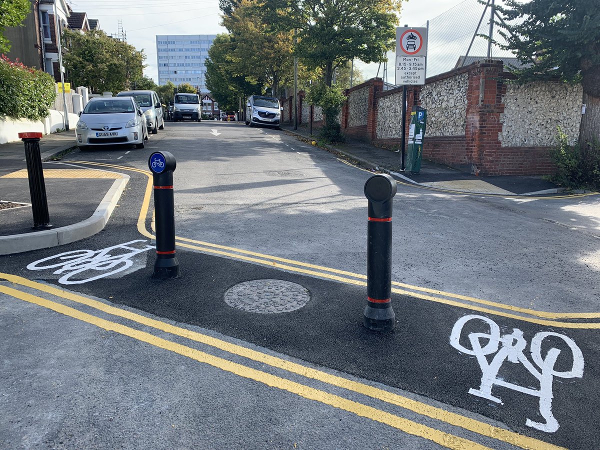 BATBrighton's tweet image. It’s #WalkToSchool Week and #CycleToSchoolWeek so it’s great to see the city’s latest #SchoolStreet is virtually complete.
Even safer for the last leg to @downsjuniors and cleaner air for the pupils and staff.
HT @BHCC_Transport @BrightonHoveCC