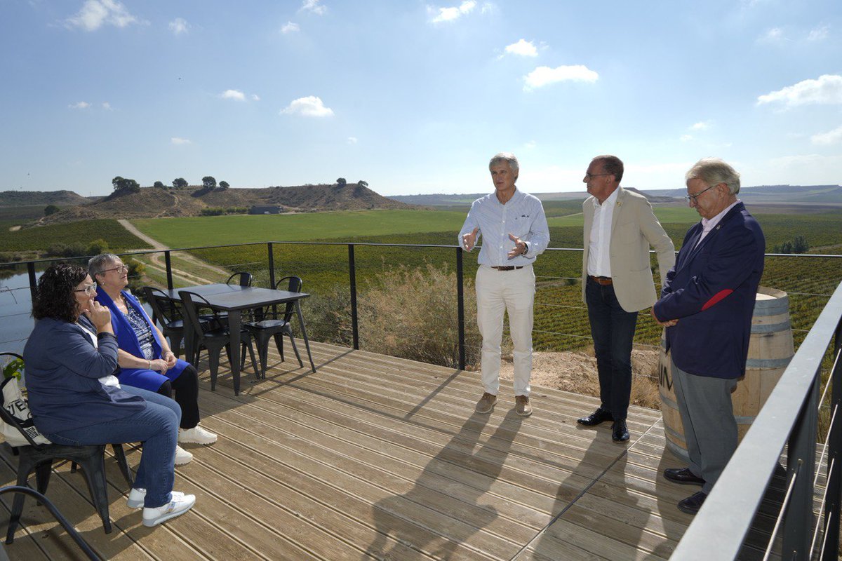 MiquelPueyo's tweet photo. Amb la intenció de posar en valor el patrimoni històric i natural, signem un acord de col·laboració entre @turismedelleida i @RaimatVinos 🍷 S'oferiran diverses rutes entre les vinyes que segur que seran un atractiu turístic per a les persones amants de la natura 🍇 https://t.co/m32n2RzdpU
