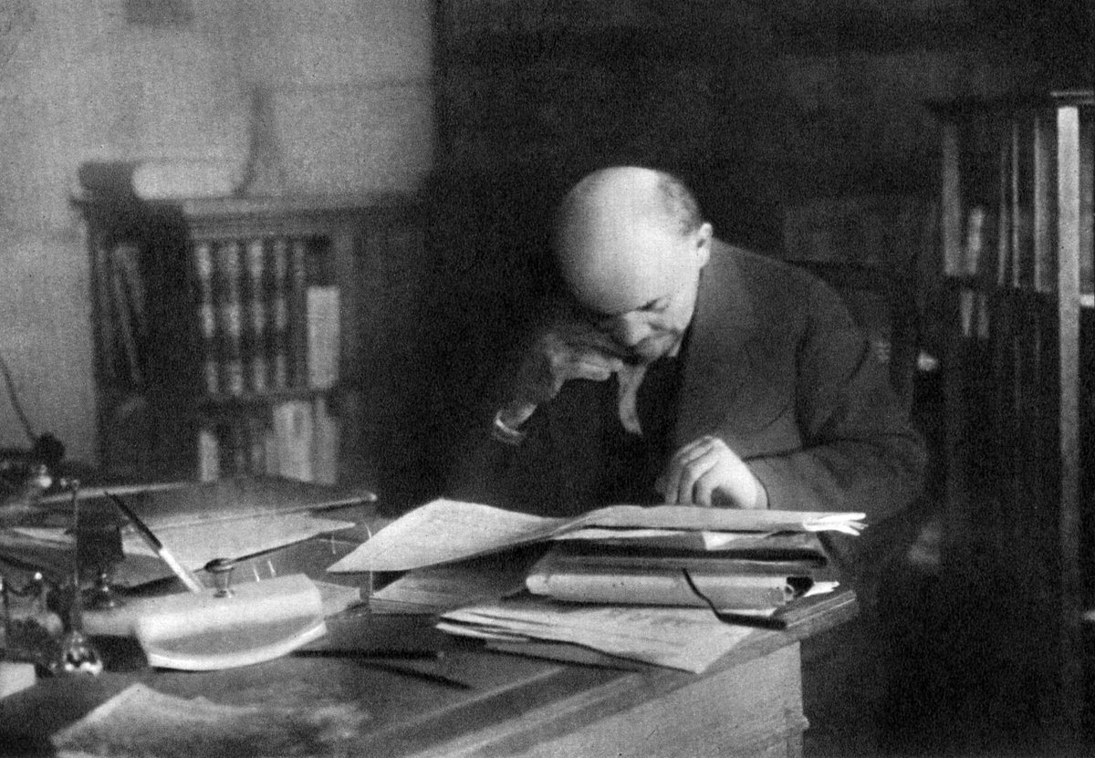 Этим фотографиям 100 лет. В.И.Ленин в своём кабинете в Кремле. Москва, 4 октября 1922 года.