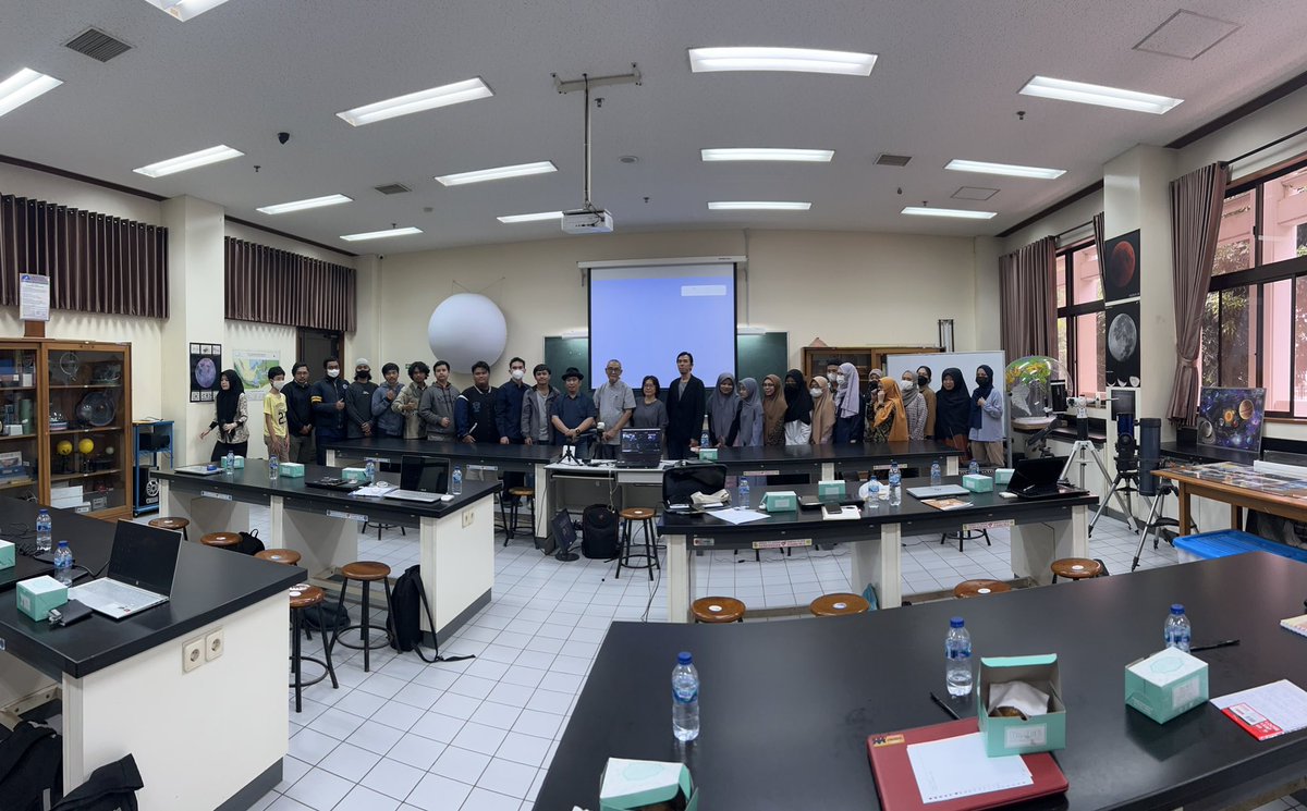 Setelah sekian lama berkegiatan daring, LS akhirnya mengadakan kegiatan luring berkolaborasi dgn @cakrawala_upi & Lab Bumi dan Antariksa UPI utk #100hoursofastronomy @IAU_Outreach tgl 1 Okt 2022.