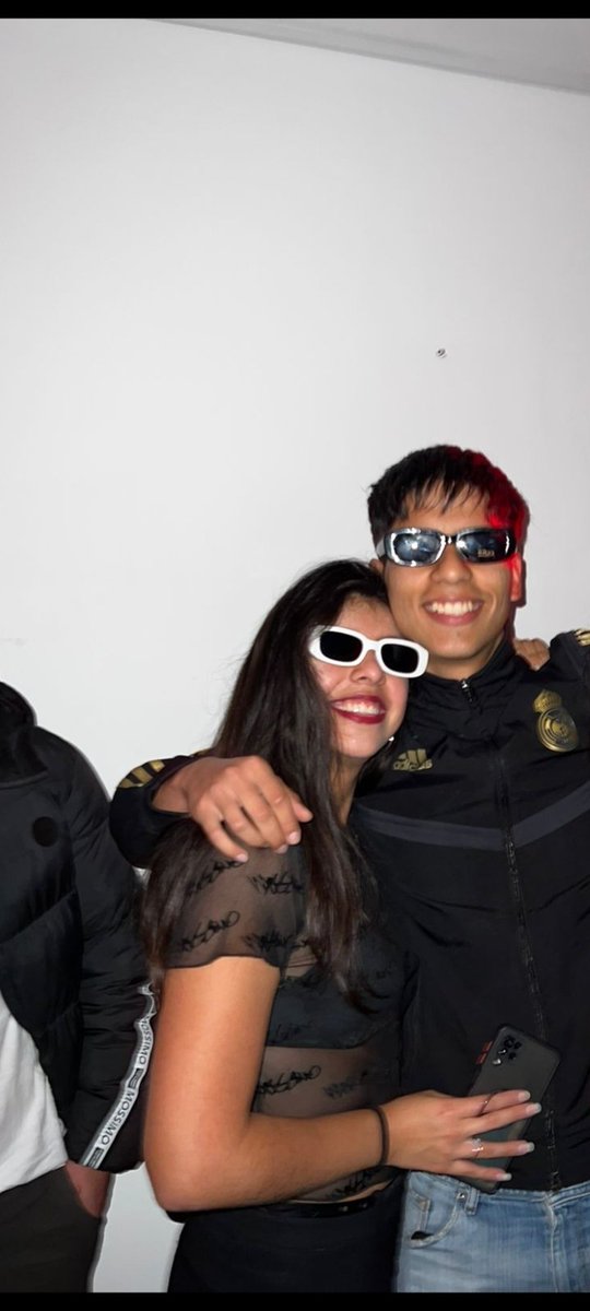 Valeriasotorom1's tweet photo. La dupla más icónica de la historia #freeanuel #bestie #facheros #caviares #siemprereales https://t.co/lvMnkp2PiZ