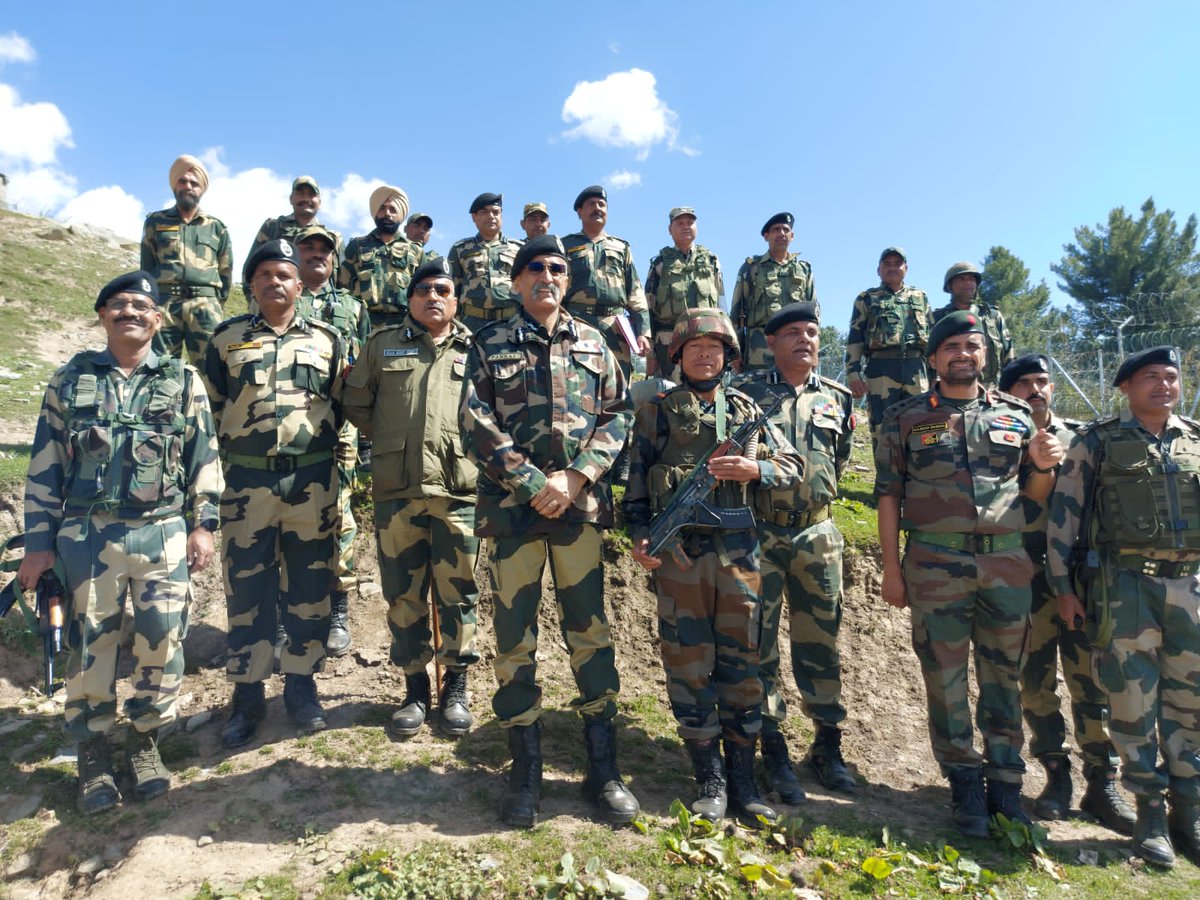 BSF_Kashmir's tweet photo. Sh Pankaj Kumar Singh, IPS DG BSF visited #forward areas on #LOC in #Kupwara sector; interacted with #gallant #bordermen, Army officials, had Ops briefing and appreciated the level of morale and preparedness of #BSF troops to face any action to protect sanctity of our #borders https://t.co/Z3wTJw7TJp