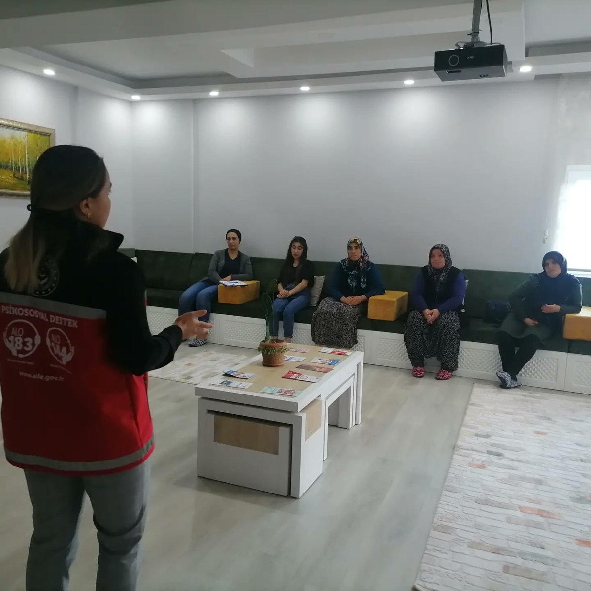 BayatEvi's tweet photo. Bayat Kadın Kültür Evimizde bugün Emirdağ Sosyal Hizmetler Müdürlüğü tarafından Evlilikte iletişim ve yaşam becerileri hakkında eğitim verildi ☺️ @kubrayigitbasi @AfyonValiligi @Bayat03780 @BayatBelediyesi @afyonkulturevi https://t.co/Ga1hHUctYG