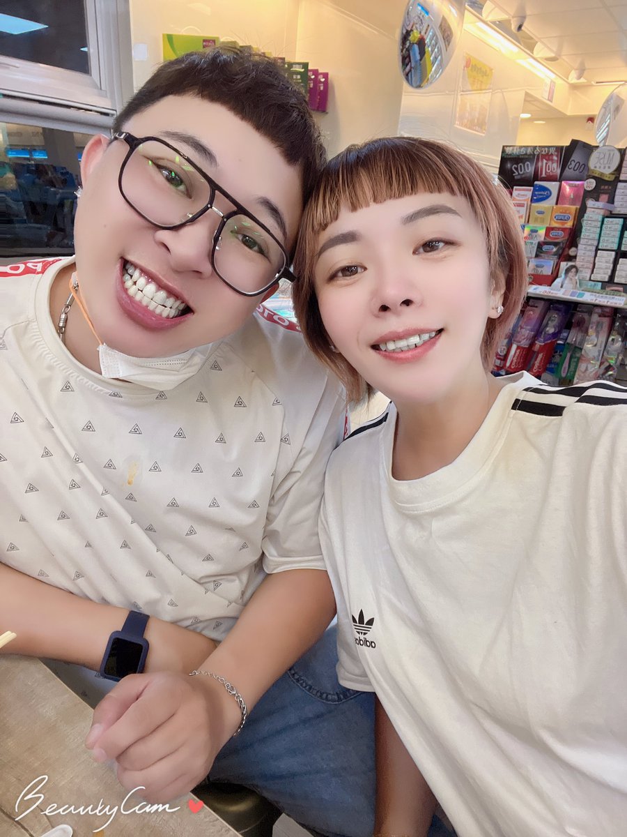 新髮型清爽多了，有可愛嗎？
感謝客人不接電話及不回訊息，
讓我們飽足一餐，拜託下次不方便接電話可以直接備註放門口或者怎麼樣，
別讓我們空等。
餐期在跑時真的很浪費時間在等待，
沒賺到錢還要幫忙銷毀東西，一個鍋我就吃不完了更何況兩個鍋😱 https://t.co/VsYr5JZSEA