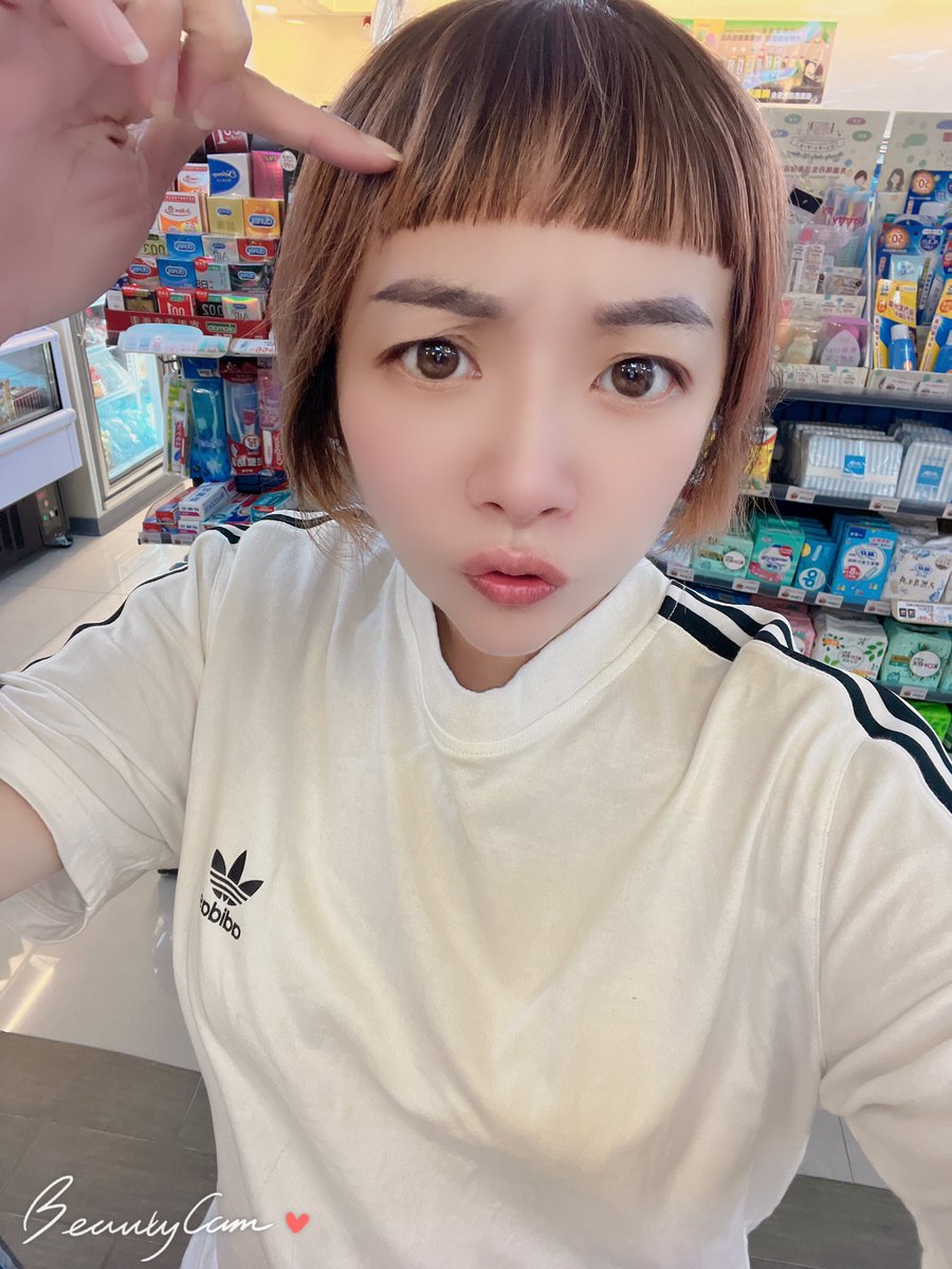 新髮型清爽多了，有可愛嗎？
感謝客人不接電話及不回訊息，
讓我們飽足一餐，拜託下次不方便接電話可以直接備註放門口或者怎麼樣，
別讓我們空等。
餐期在跑時真的很浪費時間在等待，
沒賺到錢還要幫忙銷毀東西，一個鍋我就吃不完了更何況兩個鍋😱 https://t.co/VsYr5JZSEA