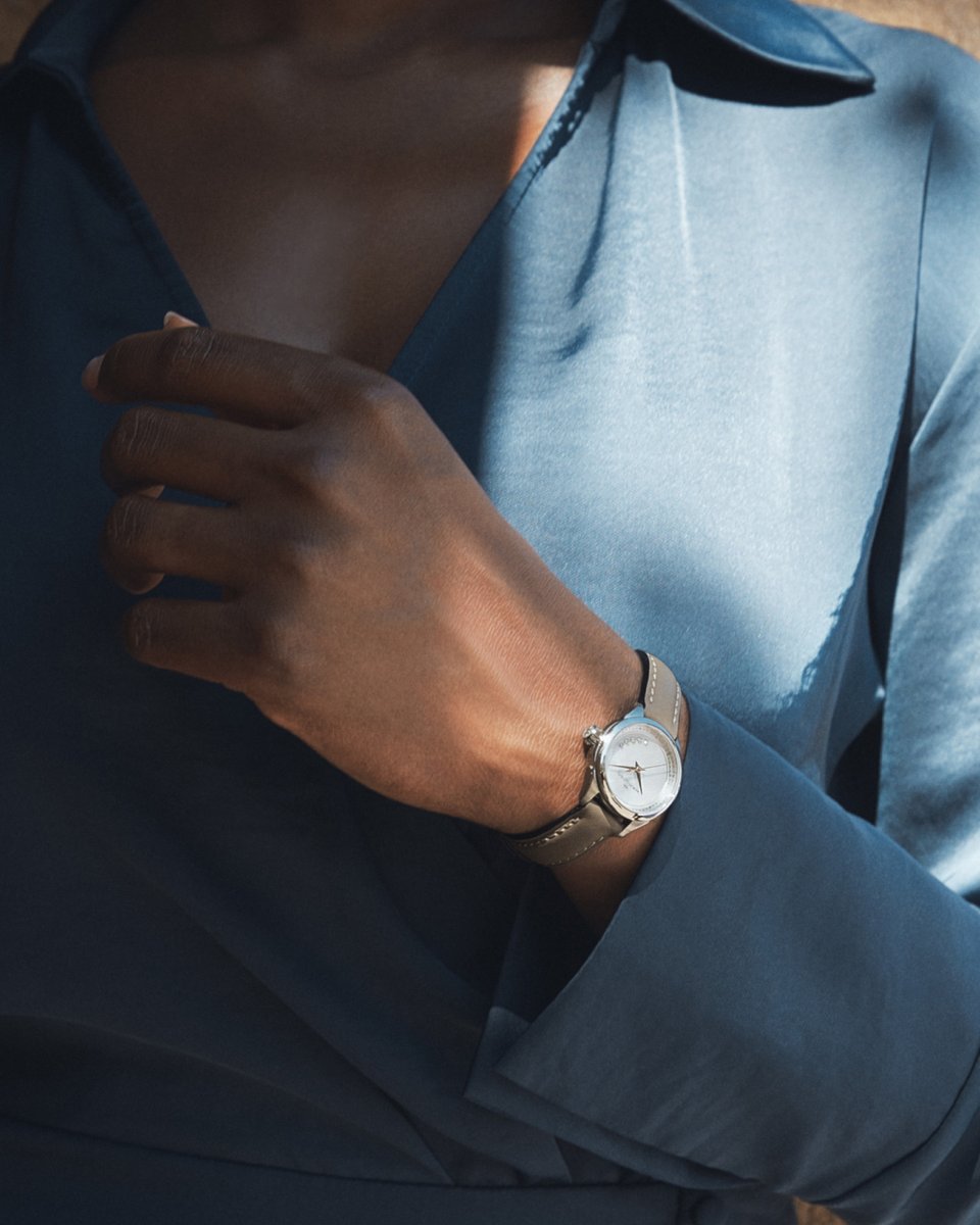 hamiltonwatch's tweet photo. Occasion-worthy aesthetic. The understated dial of our 26mm Jazzmaster Lady is finished with refined mother-of-pearl and an arrangement of glittering diamonds: https://t.co/t3tfdnYjXP
#hamiltonwatch #jazzmaster #jazzmasterlady #dresswatch #diamonddial
(Ref. H32111890) https://t.co/DIqWyu0x6T
