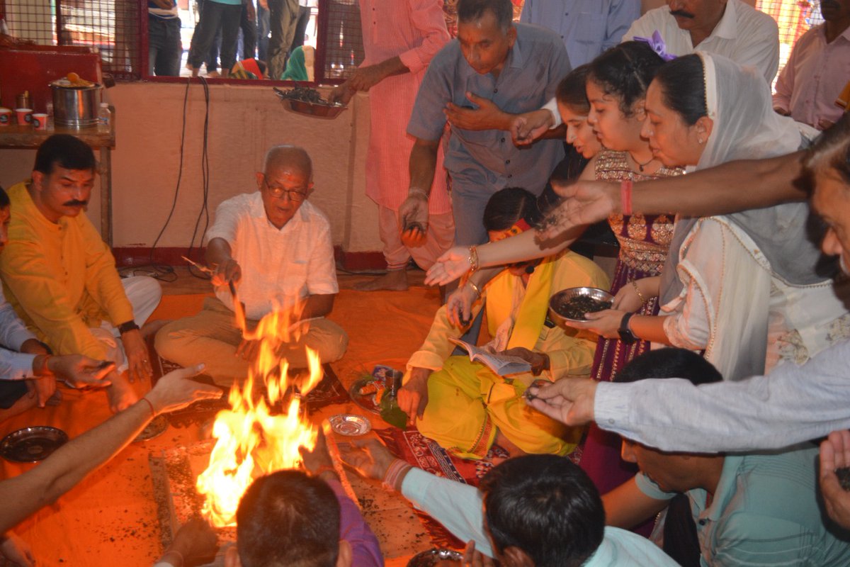BSF_BICIT's tweet photo. #नवरात्रि 
@BSF_BICIT  कैंपस के प्रांगन मे आज माता रानी नव दुर्गा देवी जी का बड़े उल्लास के साथ उत्सव बनाया गया। साथ ही कन्या पूजन व भंडारे का आयोजन भी किया गया जिसमे समस्त BICIT सदस्य शामिल हुए।

#BICIT 
#BSF 
@BSF_India https://t.co/AD5PhHTuWZ