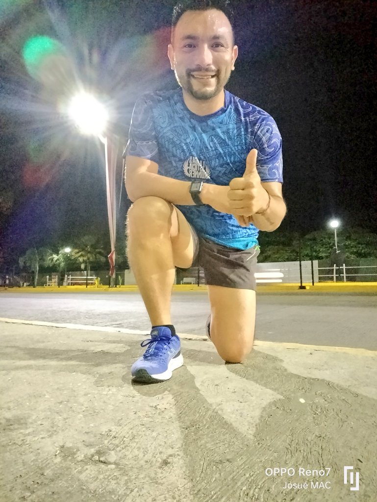 JosuManuelAven1's tweet photo. Hoy emulo a dos personalidades quizás las más rápidas con las que he podido conversar y quienes me inspiran con cada zancada y a cada entrenamiento. @Adelin1705 #Adesonic @Yopopez #Marioflash Les agrqdezco su ejemplo y que vengan muchos kms más. https://t.co/ayrsIYz32g
