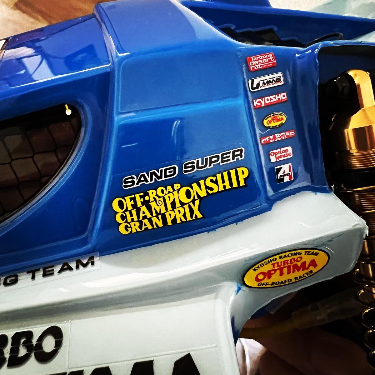 brownkuma74's tweet photo. 京商のバギーで一番好きのはこのステッカー。
Arizona Desert RatとOFF-ROAD CHAMPIONSHIP GRAND PRIX。カッコイイ〜。
#lyosho #turbooptima https://t.co/mdEdq3gssv