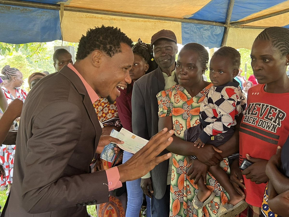 pksalasya's tweet photo. It was great moments for me as the area mp of mumias east constituency giving out cheques worth 1.118M of wezo Fund to women groups and youths groups with business ideas at shianda DCCs ground .I challenged the gvt to invest more in uwezo fund alongside hustler fund https://t.co/JUFBywz6Xm