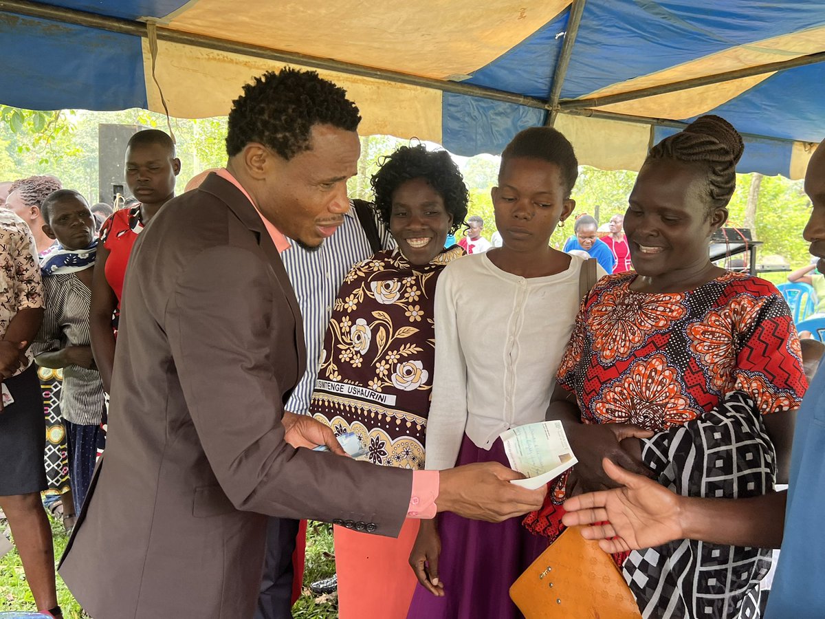 pksalasya's tweet photo. It was great moments for me as the area mp of mumias east constituency giving out cheques worth 1.118M of wezo Fund to women groups and youths groups with business ideas at shianda DCCs ground .I challenged the gvt to invest more in uwezo fund alongside hustler fund https://t.co/JUFBywz6Xm