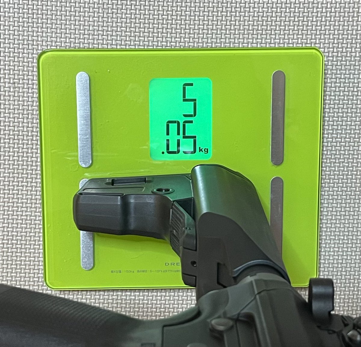 mileto_airsoft's tweet photo. まあまあ重いなーと思ってはいたけど、量ってみたらそこそこ重かった^_^
(体重計なんでだいたいw)
でも、好きな銃だと1日持って走っても問題ないもんですね♪基本、重い銃が好きです♪( ´▽`)
#ksc #mega #megaarms #maten
#pts #バトルライフル
#イタリア軍 #Esercito #ベジタト #vegetato https://t.co/Fhea64EZpE