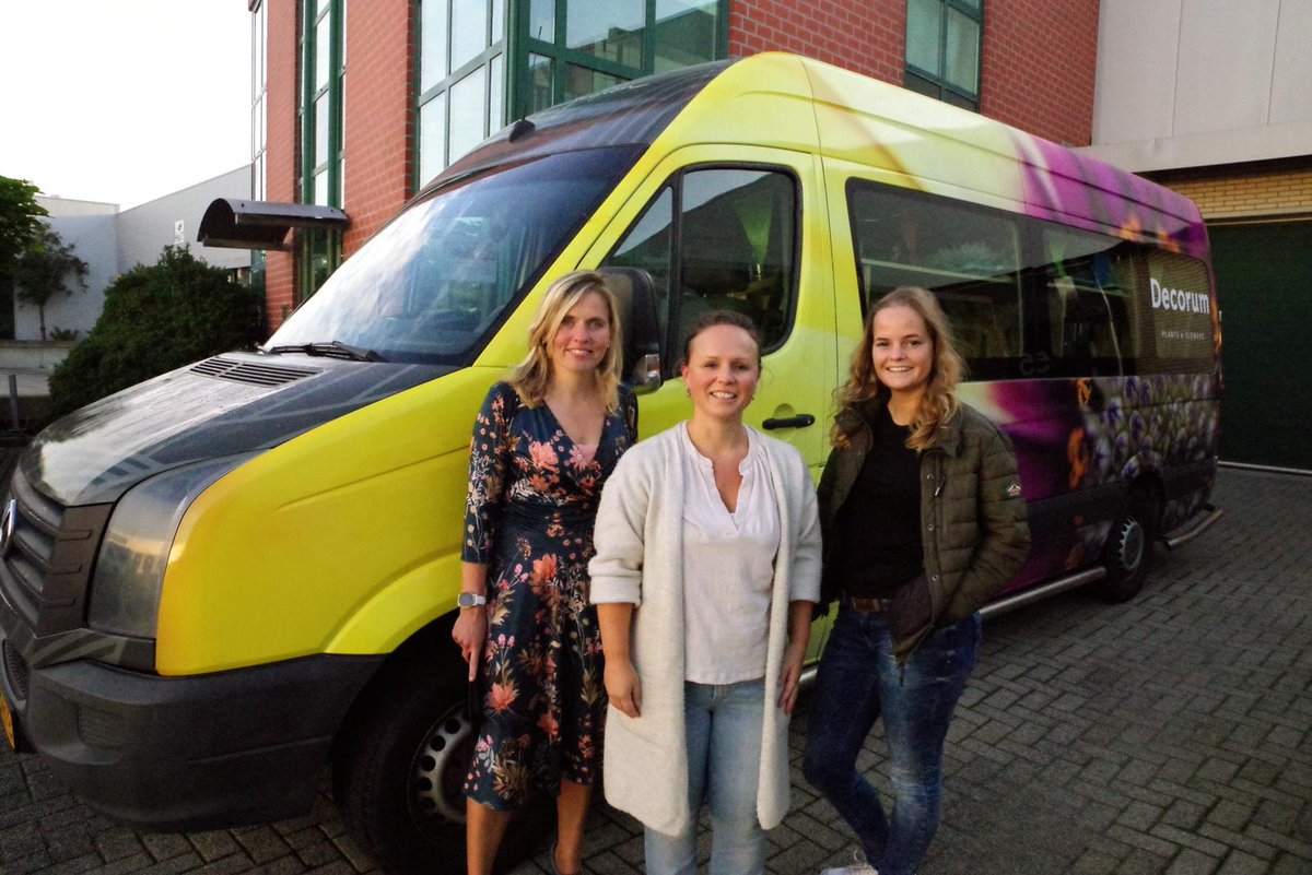HoflandFP's tweet photo. De #ladies zijn weer #ontour! Dit keer met ons #assortiment voor de #herfst en #kerst. Hebben jullie de #bus al zien #rijden?
#ladiestour #klantbezoek  #monsterbus #Decorum #plant https://t.co/fu4box1xSP