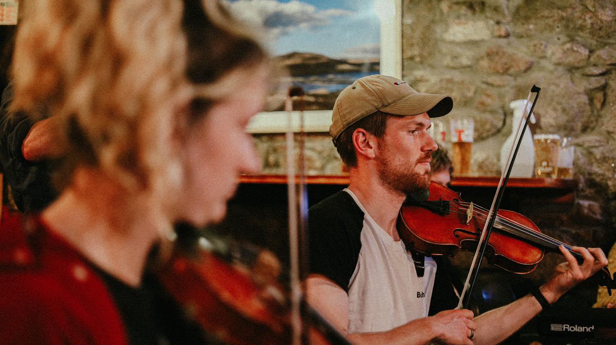 Tunes 💥 TONIGHT 💥 (instead of tomorrow) in the <a href="/KeelRowMull/">Keel Row</a> with myself, <a href="/SorrenMaclean/">Sorren Maclean</a> and Cameron. Get out of the rain, have some dinner, grab a great beer and let us serenade you for the evening! Maybe even have a little dance 👌🏽🕺 🎻 🍺