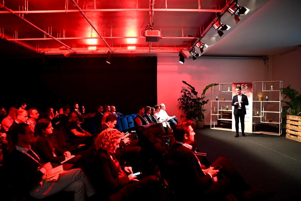 fintechbe's tweet photo. #DFS22 - Stage 2 is on fire! The hottest Fintechs of Europe are ready to pitch battle 🔥Five Degrees Neo, AiVidens, Divizend, Oper Credits, SLVRCLD, Proofmarked, Smart 4 Invest, Finqware, b.fine and AQRisk will pitch soon! Come &amp; to vote for your favourite.

 #fintechbe https://t.co/S6KfI8FIhj