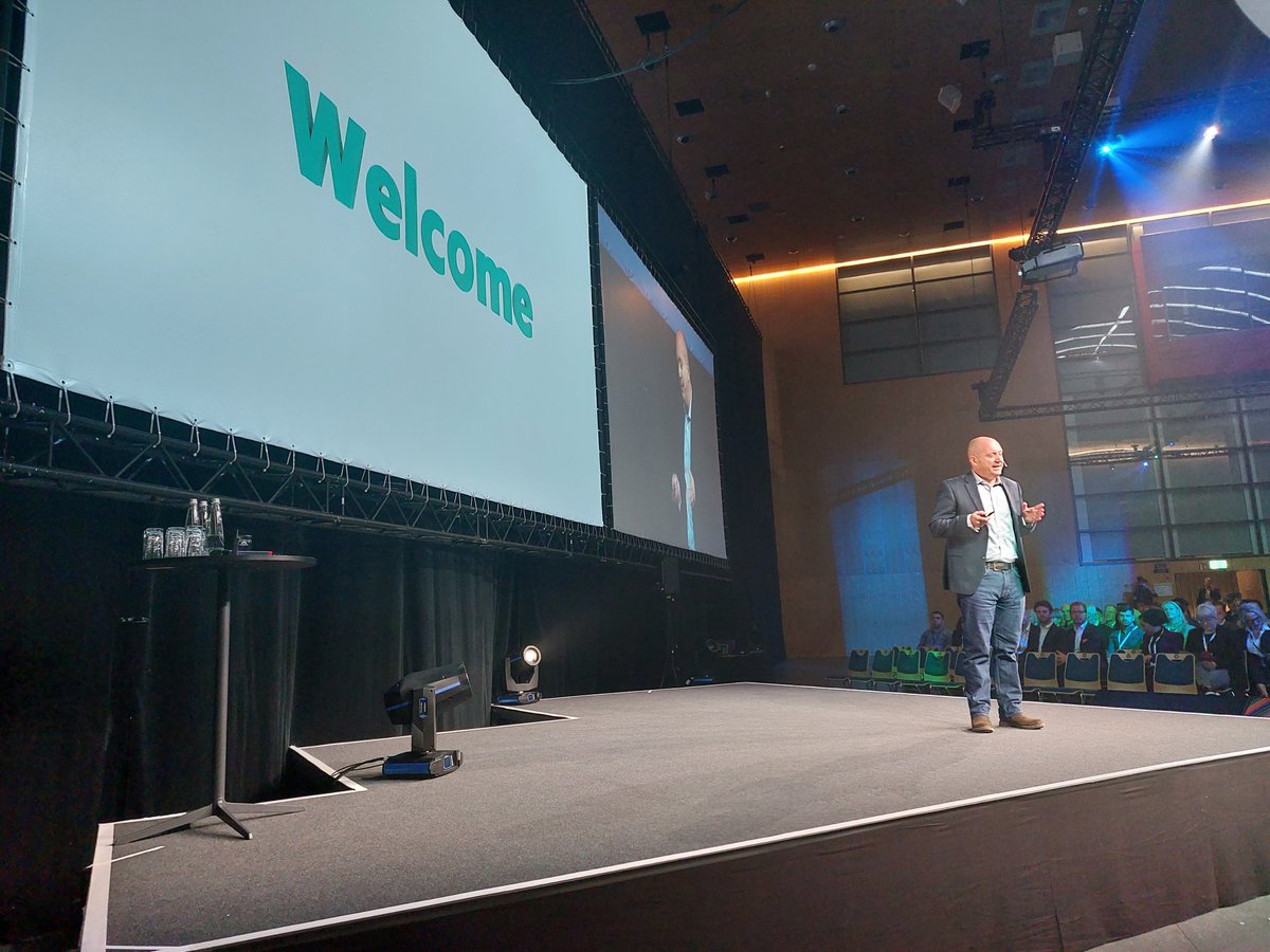 Energized by meeting with our #OneTeam of #HPE colleagues and #distributors 
and listening to <a href="/SimonEwington/">Simon Ewington</a> as he kicks off #HPEDPC2022 by discussing how #together we can give our shared #partners choice and help them win with our #edgetocloud vision and their business model.