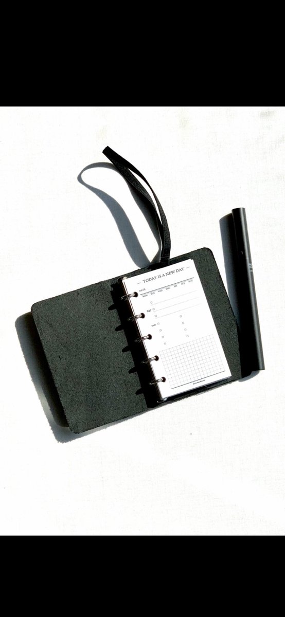 datemark_NOTE's tweet photo. 仕事でバタバタしてるとA5のノートで書き殴ってる自分がいます。そんなノートも好きですが、オフの日はこんな感じでスッキリ小さいのを持ち歩きたい気分 https://t.co/r7J6aHvopx