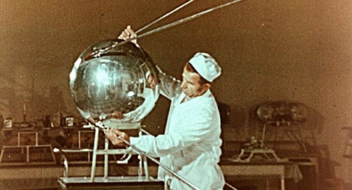 DrEricRosas's tweet photo. Recordando al Sputnik I, lanzado el 4 de octubre de 1967, platicaré hoy con @GabaCabral y @xivanbang en #RevistaMXQ acerca de la importancia de la exploración espacial (y quizá del @NobelPrize de Física 2022).

Sintonízanos en el 91.7 FM de @MexiquenseR https://t.co/hdy3H7yC6k https://t.co/TzOADPs38C