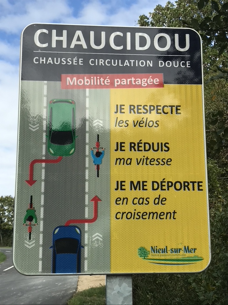 Regardez <a href="/Mairie_Niort/">Ville de Niort</a> <a href="/S6Dom/">SIX Dominique</a>, la ville de Nieul-sur-Mer utilise ce panneau-là. Peut-être pourriez-vous vous en servir comme exemple pour améliorer l'actuel ? Merci !
cc  <a href="/VillOvelO/">VillOvélO Niort</a>