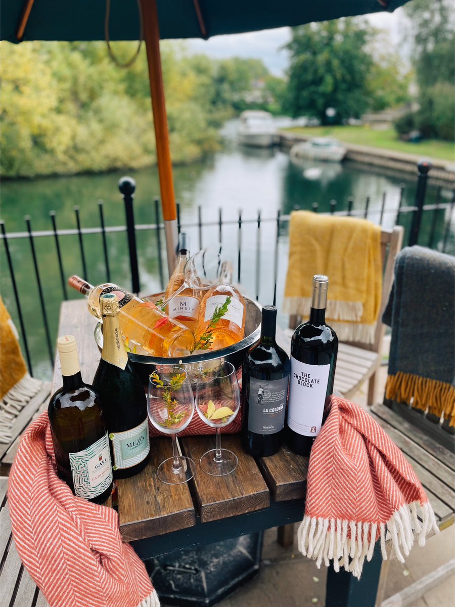 Bridgechertsey's tweet photo. Ready to wrap up warm…

With our selection of NEW magnum wines, you’ll never have to leave the table…

#autumn #winteriscoming #blankets #cosytimes #winetime #whitewine #redwine #autumvibes #wrapupwarm #surrery #chertsey #youngspub #magnumwine https://t.co/Oe5aUSermF
