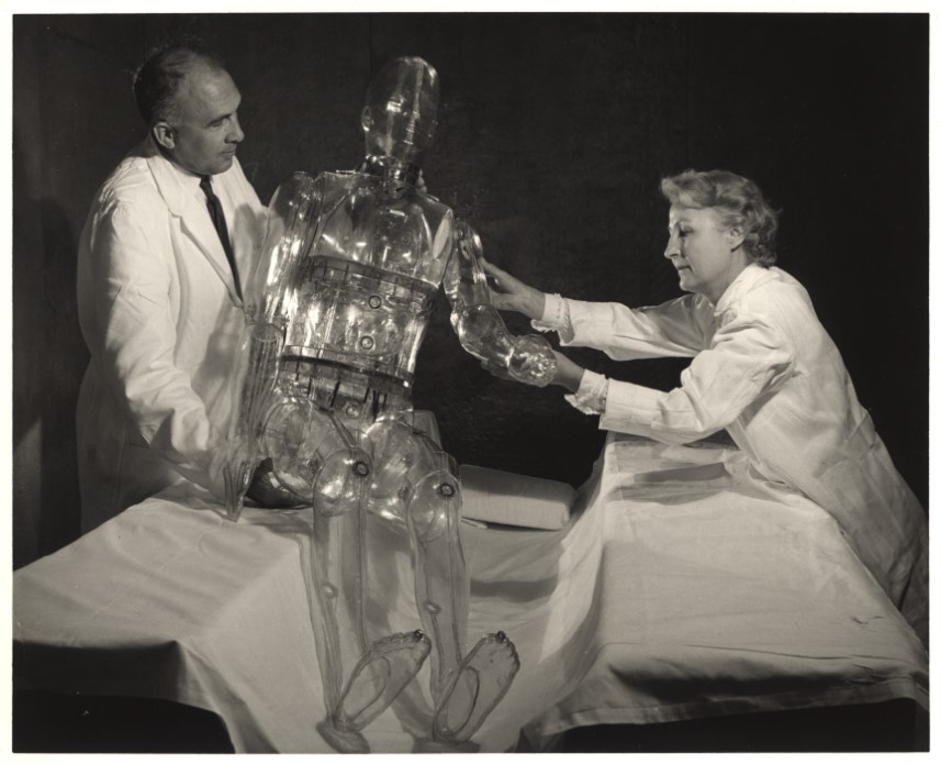 What’s going on here? This “ghost” is testing a whole-body radiation counter, developed @NIH in the 1960s. Radioactive samples were placed in its body and the counter detected the location and amount of radiation. Read more in the @NIHRecord: bit.ly/3BvaIXa #Spooktober
