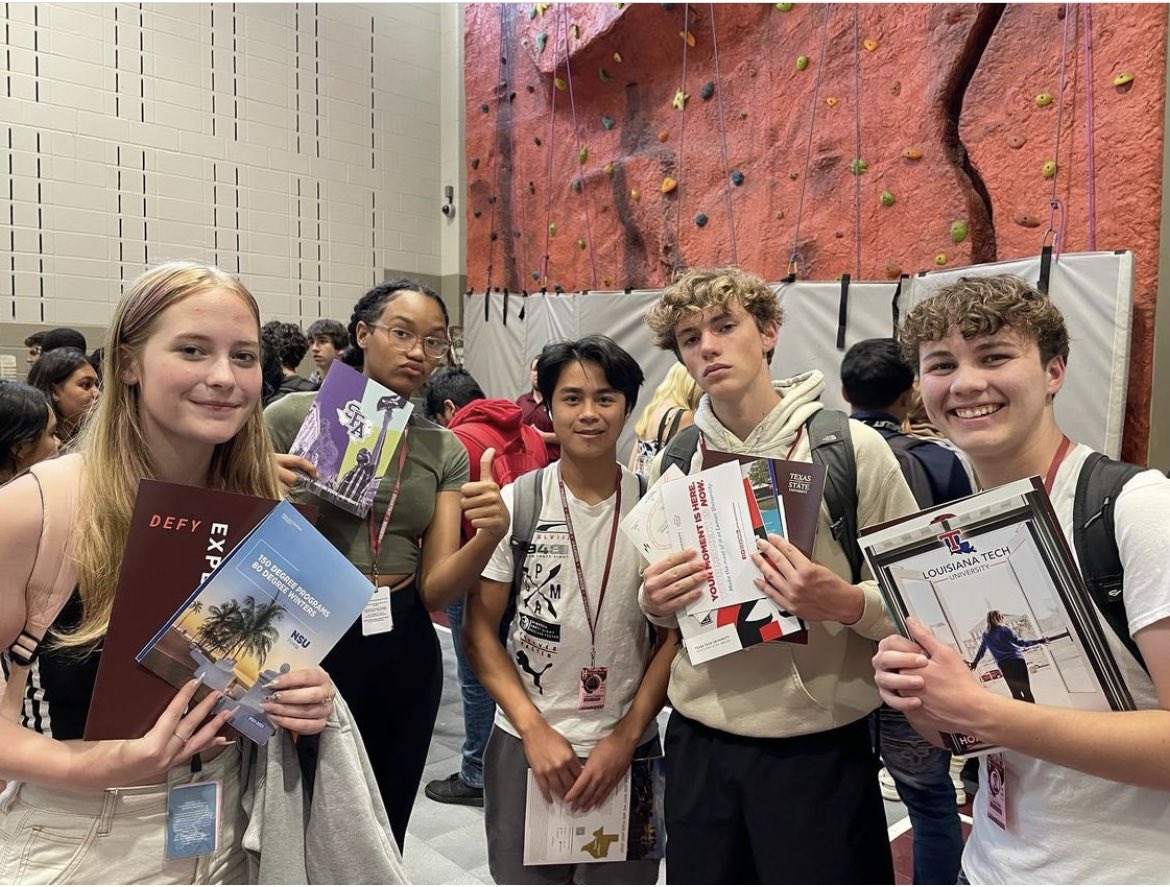 ghostofheights's tweet photo. Love all these #bulldogs exploring their post secondary options! @HISD2College @Heights2College @HISDHighSchools https://t.co/27bDPUdYsY