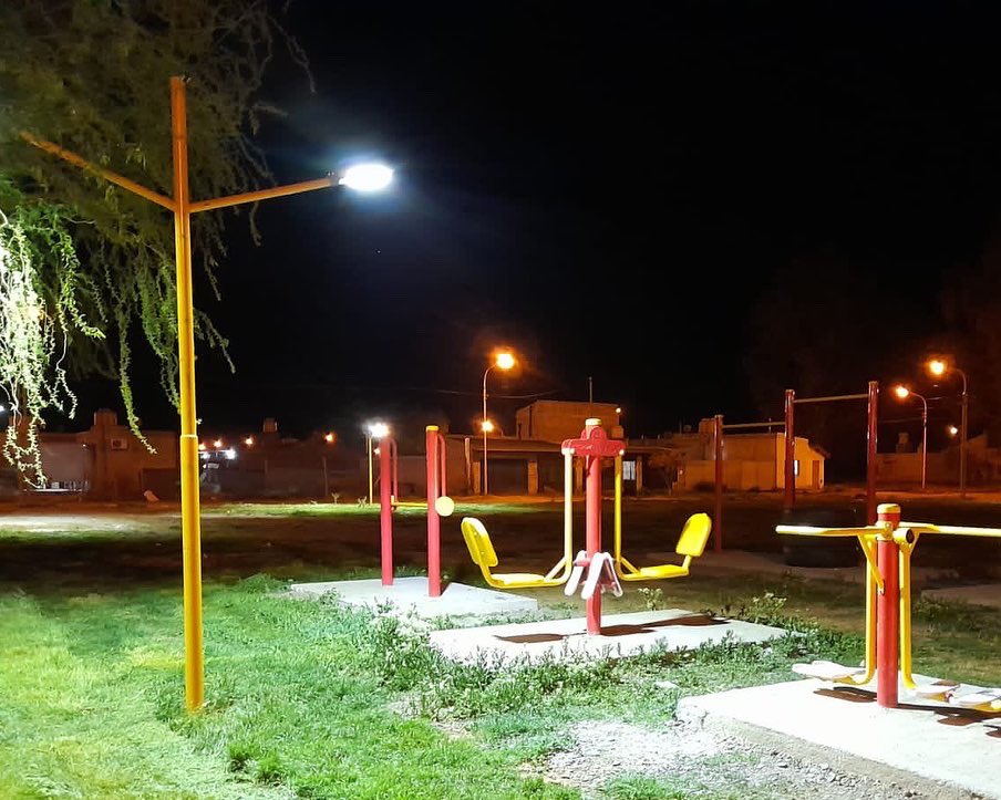 Colocamos las luminarias LED en la plaza Don Rodolfo. 

Lo realizamos en el marco del Programa Entornos Saludables, que busca el mejoramiento de los espacios verdes. 

#ReginaResponde #VillaRegina #Luminarias #OraziIntendente