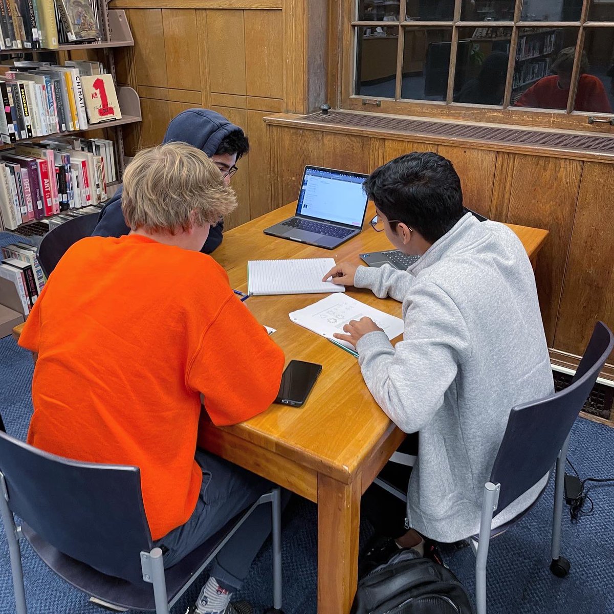 Peer tutoring is back! Math/science tutors & writing/research tutors are in the library each night & sprinkled throughout dorm common rooms during the week. The help you need is always close at hand! Visit our website to make an appt! 😁 #peertutoring #learningisfun #library