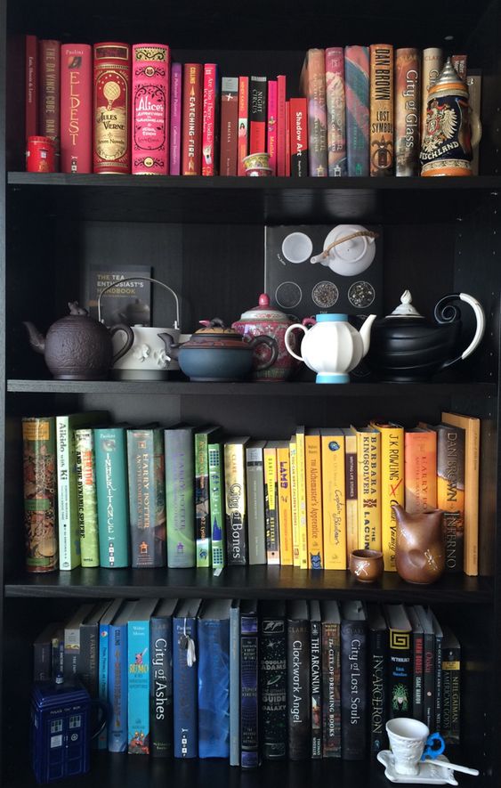 submarino's tweet photo. Já reparou qual é a cor que mais se repete na sua estante de livros? 🤔
#LivroÉNoSub https://t.co/pdlFWbigAx