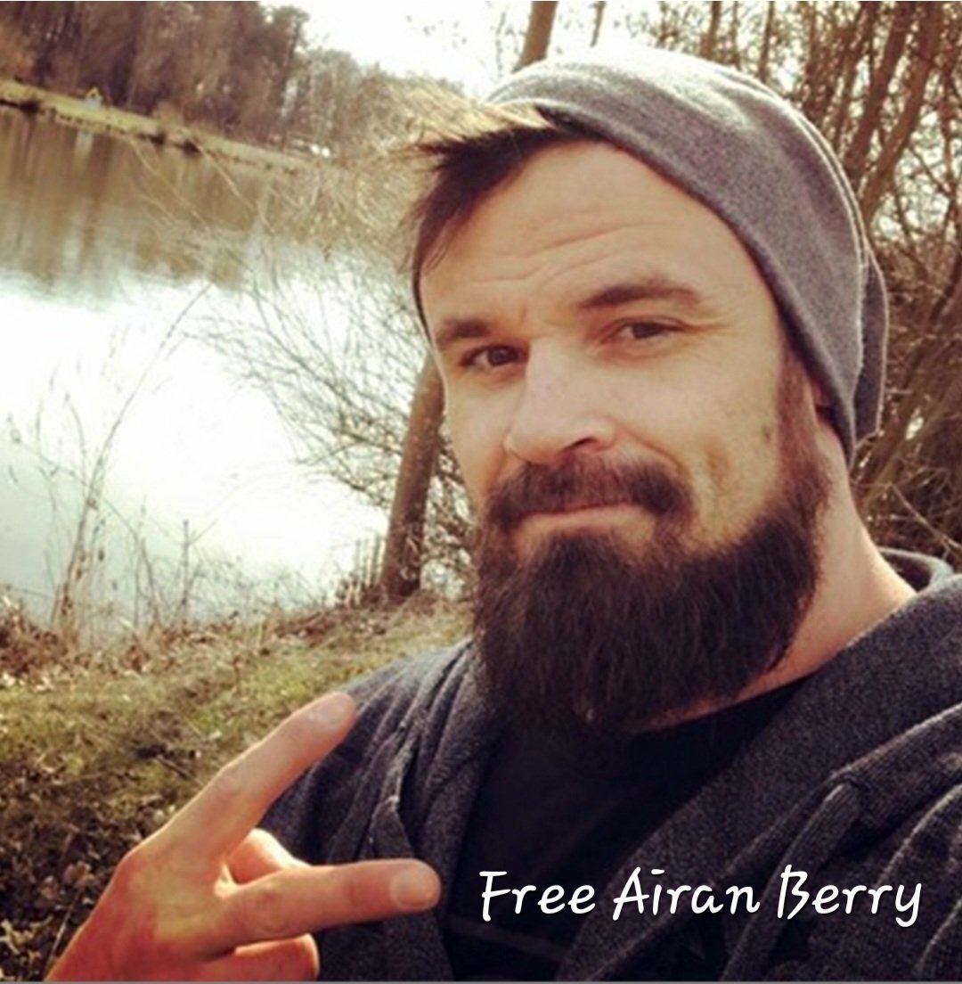 Amandalavan1's tweet photo. #AiranBerry Family of a Green Beret horrifically held captive in Venezuela still hopeful for his return. His wife and children are currently living under stress and anxiety. Please act to #FreeAiran
#FreeLukeAndAiran
@StateSPEHA @GovRichardson @JakeSullivan46 @SecBlinken https://t.co/r8CgQ8hcT3