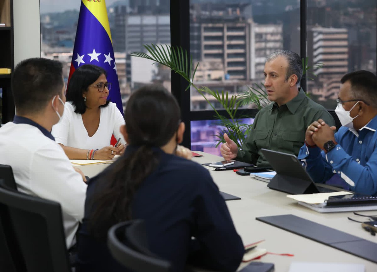 ViceVenezuela's tweet photo. #EnFotos || Durante la Reunión de Consejo de Vicepresidentes Sectoriales se trató con gran atención el tema de las lluvias que han causado múltiples afectaciones a nivel nacional. Más de #80Mil funcionarios de diversos organismos del estado se encuentran en constante alerta. https://t.co/E9CBJeAjtb