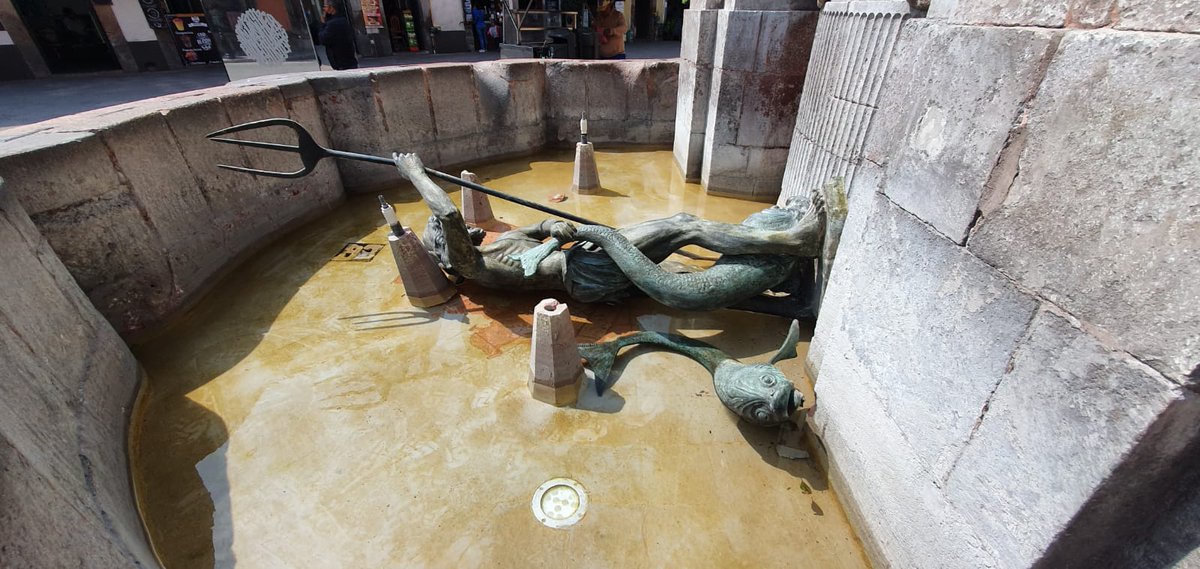 noticiasdeqro's tweet photo. #FUENTE | ⚠️⛲Este lunes Querétaro despertó con otro hecho vandálico, una amenaza al patrimonio cultural de la ciudad: la fuente de Neptuno que está en el Centro Histórico fue atacada.

https://t.co/4Rv70s12tu

#NOTICIASDEQUERETARO https://t.co/PenWWY9iGg