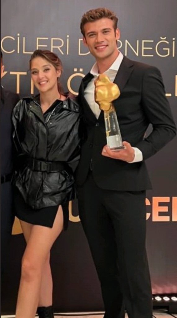 alcem07's tweet photo. Bu kadar yakışmalari halis miii #EcemÇalhan #CanerTopcu https://t.co/xFCYj5LN2m
