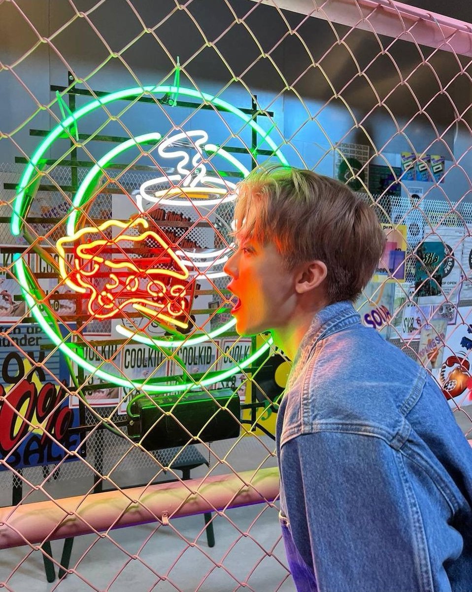 เผลอแปปเดียว คุณวิชจะกินพายในป้ายไฟซะแล้ว