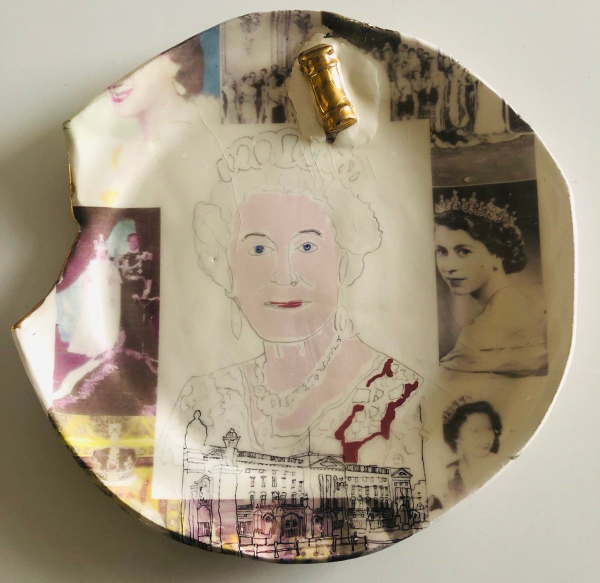 frannymarylee's tweet photo. The latest addition to my shop: Decorative plate of Queen Elizabeth II #elizabeththesecond #etsy https://t.co/atbCI7uxWi https://t.co/6SCTCQBvJB