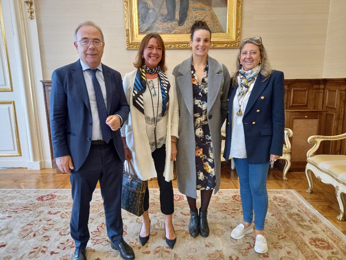 psdegsantiago's tweet photo. ➡️O alcalde Sánchez Bugallo, acompañado da concelleira de Políticas Sociais, @Milacastross, reuniuse esta mañá con representantes da Asociación para a promoción de actividades de integración sociolaboral en centros especiais de emprego, #ASPAIS
🔴En integración, #SantiagoAvanza https://t.co/ZVngwA7Bu8