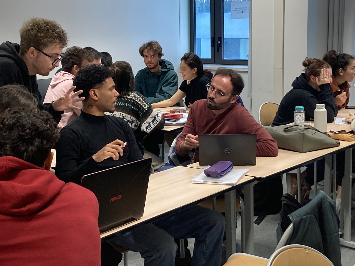 Mathieu donne un formidable cours de droit de l’environnement sous une forme originale : les étudiants et étudiantes conçoivent avec lui un serious game. Cette année il sera consacré aux Parcs Naturels et devra permettre aux joueurs de 1/2

 #EetM_2022