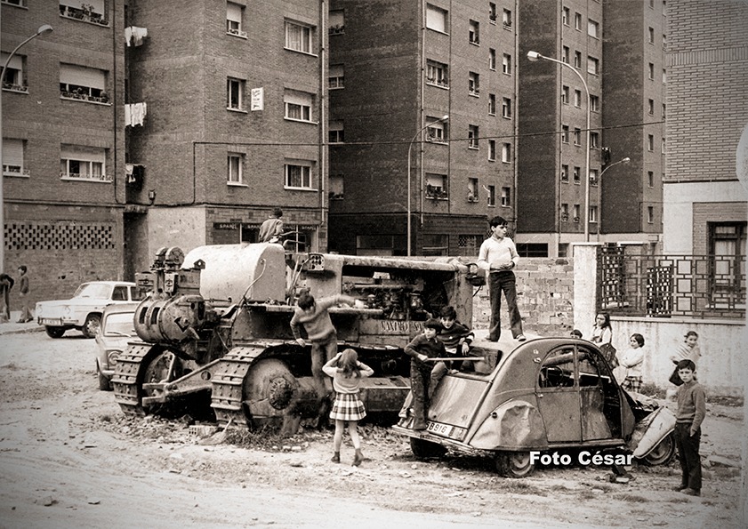 SoyCalzada's tweet photo. Parque de juegos infantil en La Calzada. 7-11-1973 de #FotoCesar #Algodonera #Lacalzada #gijon https://t.co/g9WFKHjLEZ