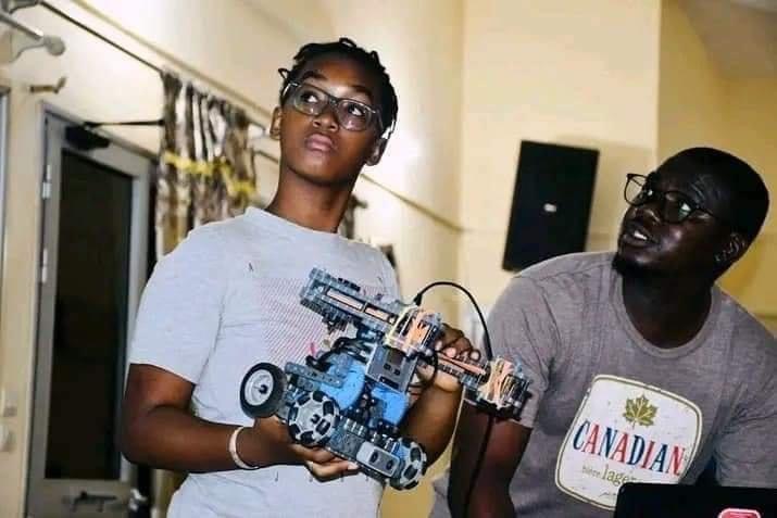 MALI 🇲🇱

le mali dispose d’un centre National pour l’éducation en Robotique et en Intelligence Artificielle situé à Kabala. La mission du centre est de développer la culture scientifique au Mali et faire briller la jeunesse malienne sur la scène internationale.