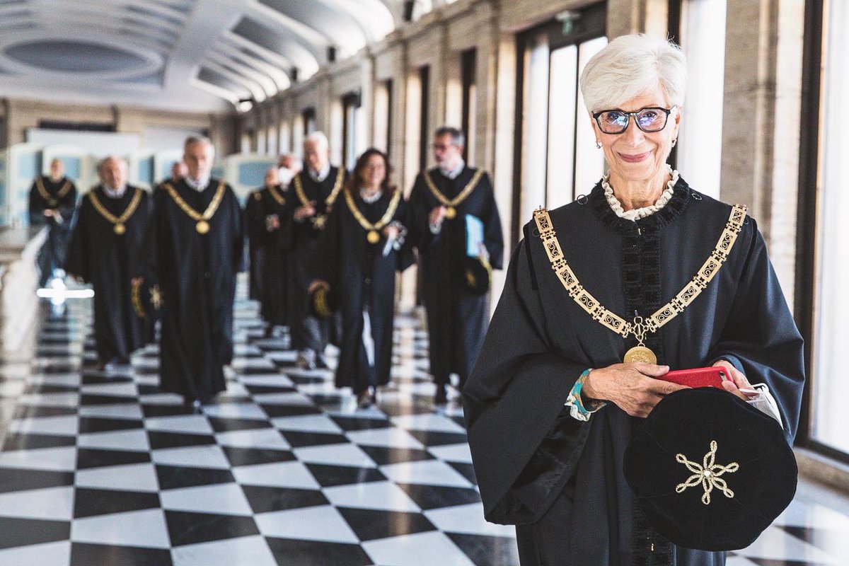 CorteCost's tweet photo. Nell’udienza pubblica di stamattina la presidente della Corte Silvana Sciarra ha rivolto, a nome di tutto il collegio, il saluto al nuovo giudice Marco D’Alberti. La presidente ha poi ricevuto il saluto degli avvocati Massimo Luciani e Gabriella Palmieri.

https://t.co/7g6eispSm9 https://t.co/BpoU2Itzrr