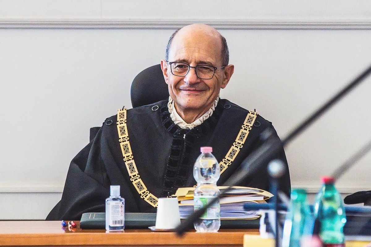 CorteCost's tweet photo. Nell’udienza pubblica di stamattina la presidente della Corte Silvana Sciarra ha rivolto, a nome di tutto il collegio, il saluto al nuovo giudice Marco D’Alberti. La presidente ha poi ricevuto il saluto degli avvocati Massimo Luciani e Gabriella Palmieri.

https://t.co/7g6eispSm9 https://t.co/BpoU2Itzrr