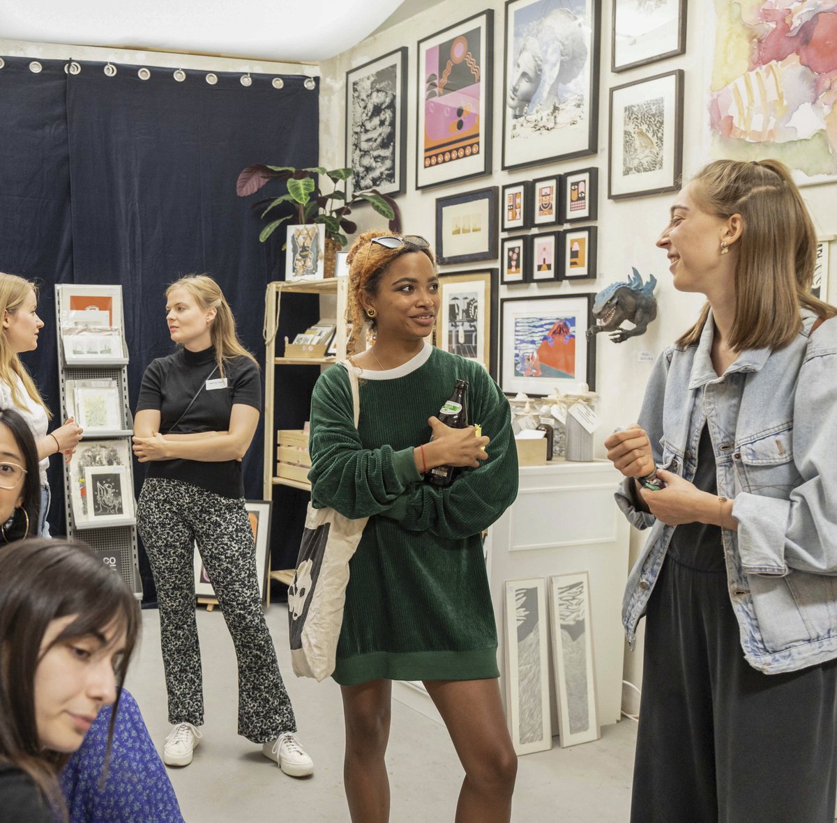 NewsRoom_HAWK's tweet photo. Design in der Innenstadt // Im Hildesheimer Pop-Up-Store„Kunstvoll“ präsentieren #Studierende und Alumni der #HAWK-Fakultät Gestaltung @HGestaltung ihre Arbeiten und verkaufen auf einem Teil der Fläche #Grafiken, #Designobjekte, #Schmuck sowie #Postkarten. https://t.co/2TRWRW1NyX https://t.co/syRGqV8U3l